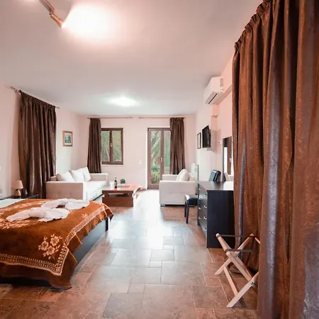 Melies Kokkinorrachi